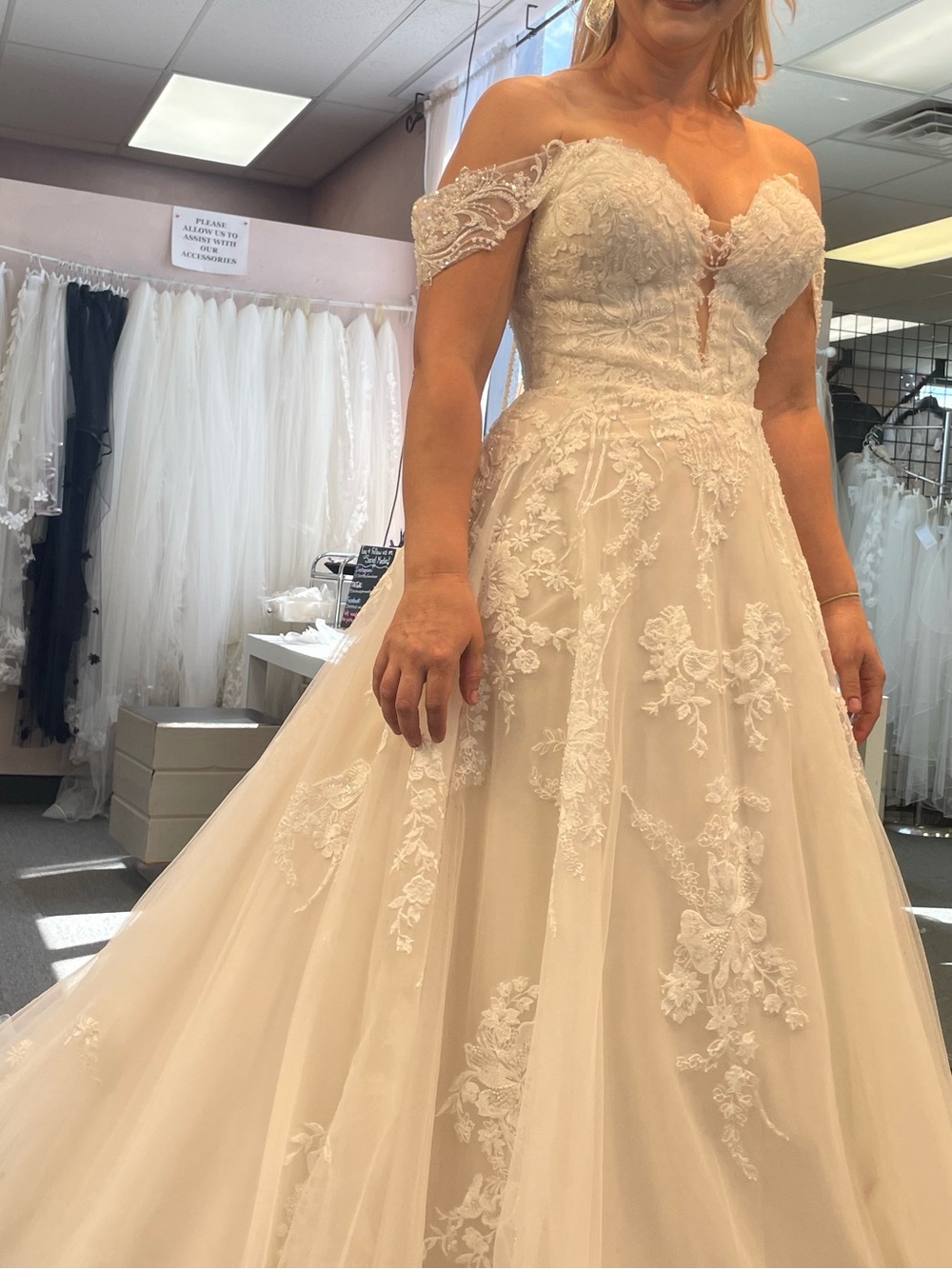 Ivory Lace Ball Gown Wedding Dress